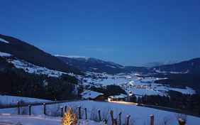 Außenpool bei Nacht